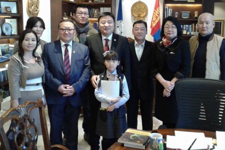 Хотын дарга “Дөчин мянгат-13”, “Мянгат-15” СӨХ-д газрын гэрчилгээг нь гардуулж өглөө