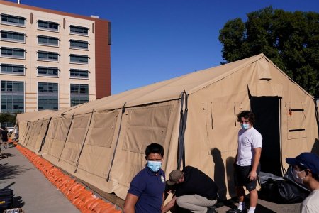 АНУ-ын Калифорни муж эмнэлгийн орны нөөцгүй болсноос асарт ор засаж эхэлжээ