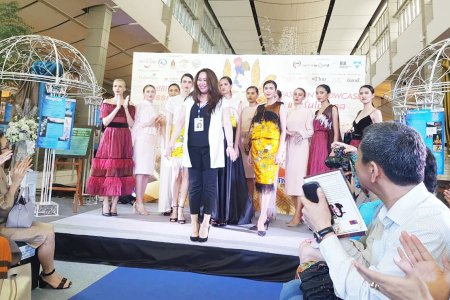 Дизайнер Б.Номунгэрэлийн тай торгоор урласан монгол дээл