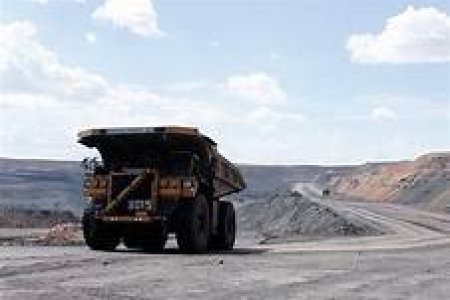 Уул уурхайн сайд АН-ын бүлэгт мэдээлэл өгч байна 