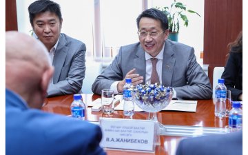 БШУ-Ы САЙД Л.ЭНХ-АМГАЛАН САНСРЫН НИСЭГЧДИЙГ ХҮЛЭЭН АВЧ УУЛЗЛАА