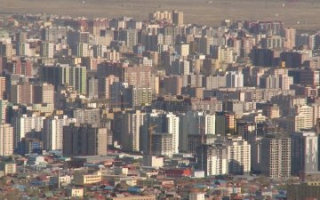 2024 оны нэгдүгээр улирлын үзүүлэлтээр манай улсын цалингийн дундаж орлого 1 сая 800 мянган төгрөг байгаа бол 1 өрөө байрны түрээсийн дундаж үнэ 1 сая 500 мянга байна