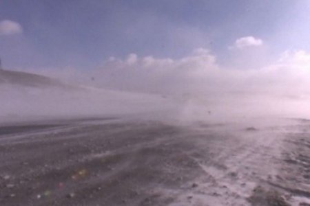 Цасан болон шороон шуурга шуурч, эрс хүйтэрнэ