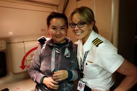 Монгол бүсгүй онгоцонд хүний амь аварч 150 ам.долларын United Air аяллын сертификатаар шагнуулжээ 