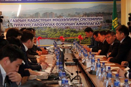 Газартай холбоотой өргөдлийн шийдвэрлэлтийг иргэд гар утсаараа авдаг болно