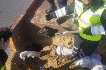 Найман тонн түүхий нүүрс элсэн доор нуун, нийслэл рүү нэвтрүүлэхийг завджээ