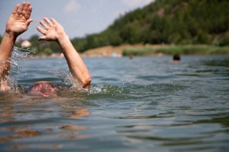 Дарханд аялж явсан таван хүний хоёр нь тогтоол усанд живж амиа алджээ