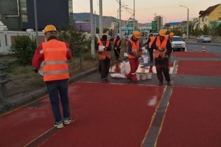 Долоон байршлын авто замд халтиргаанаас хамгаалах өнгөт хучилт хийж байна