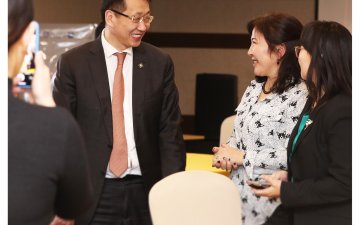 БҮХ НИЙТИЙН АНГЛИ ХЭЛНИЙ СУРАЛЦАХУЙГ ДЭМЖИХ ҮНДЭСНИЙ ХӨТӨЛБӨРТ 3200 БАГШ, 1300 СУРАГЧ ХАМРАГДАВ