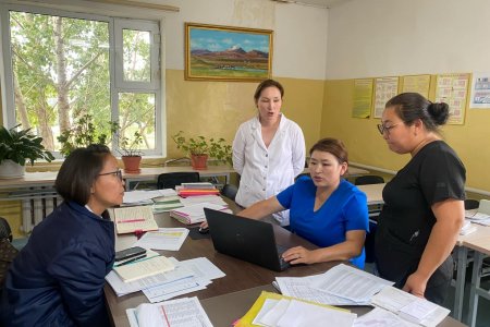 Бүрд сумын эрүүл мэндийн төвд улаанбурхан өвчин болон улирлын томуугийн эсрэг дархлаажуулалтын ажлыг эрчимжүүлэхээр зөвлөн туслах баг ажиллаж байна