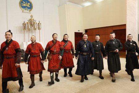 Эх орондоо ирсэн “The Hu” хамтлагийнханд “Чингис хаан” одон гардууллаа
