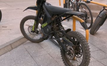 Сүүлийн хоёр жилийн хугацаанд цахилгаан дугуйны нэг төрөл болох сурроны хэрэглээ ихсэхийн хэрээр энэ төрлийн тээврийн хэрэгсэлтэй холбоотой зам тээврийн осол нэмэгдэж байна