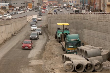 2023 онд эхэлсэн Толгойтын замыг Ард Аюушийн өргөн чөлөөтэй холбох авто замын ажил 2025 онд дуусах ёстой ч өнөө ч дуусаагүй байна