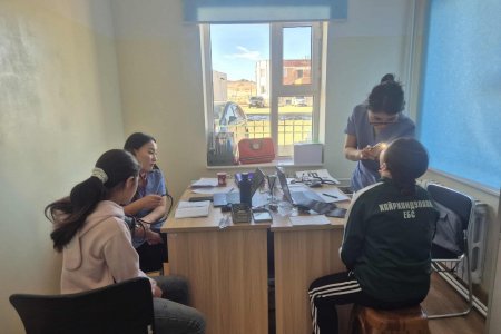 Оюутан сурагчидын эрүүл мэндийг дэмжих сарын хүрээнд 9-12 ангийн сурагчидыг урьдчилан сэргийлэх үзлэг, шинжилгээнд хамрууллаа