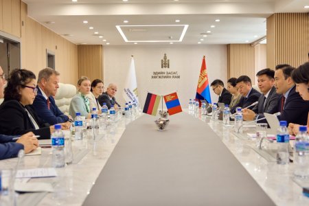 Эдийн засаг, хөгжлийн яамны Төрийн нарийн бичгийн дарга И.Батхүү Холбооны Бүгд Найрамдах Герман Улс (ХБНГУ)-ын Бундестагийн гишүүн, Бундестаг дахь Герман–Төв Азийн парламентын бүлгийн дарга Кристиан Гёрке тэргүүтэй төлөөлөгчдийг хүлээн авч уулзлаа.
