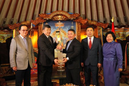 МУ-ын Ерөнхийлөгч Х.Баттулга “Үндэсний бүтээн байгуулалтын дээд шагнал-Төрийн гэрэгэ”-г гардууллаа