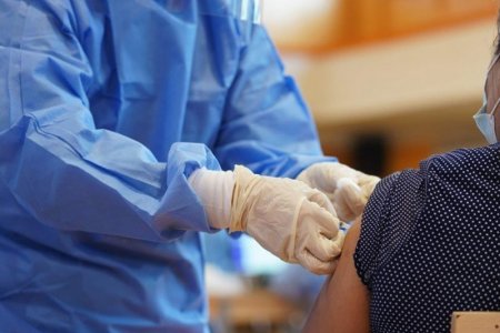 Боловсролын байгууллагын багш, ажилтнууд вакцинжуулалтад хамрагдаж эхэллээ