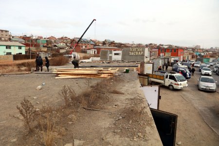 Нийслэлийн хэмжээнд үерийн хамгаалалтын барилга, байгууламжийг цэвэрлэж байна