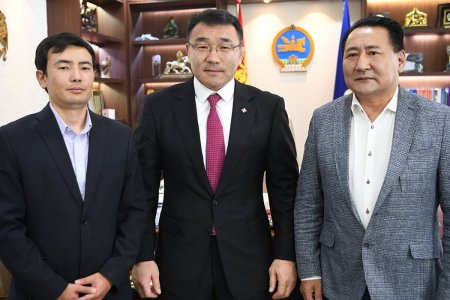 ШУТИС-ийн Төгсөгчдийн холбооноос Хотын даргыг хүндэт гишүүнээр өргөмжиллөө