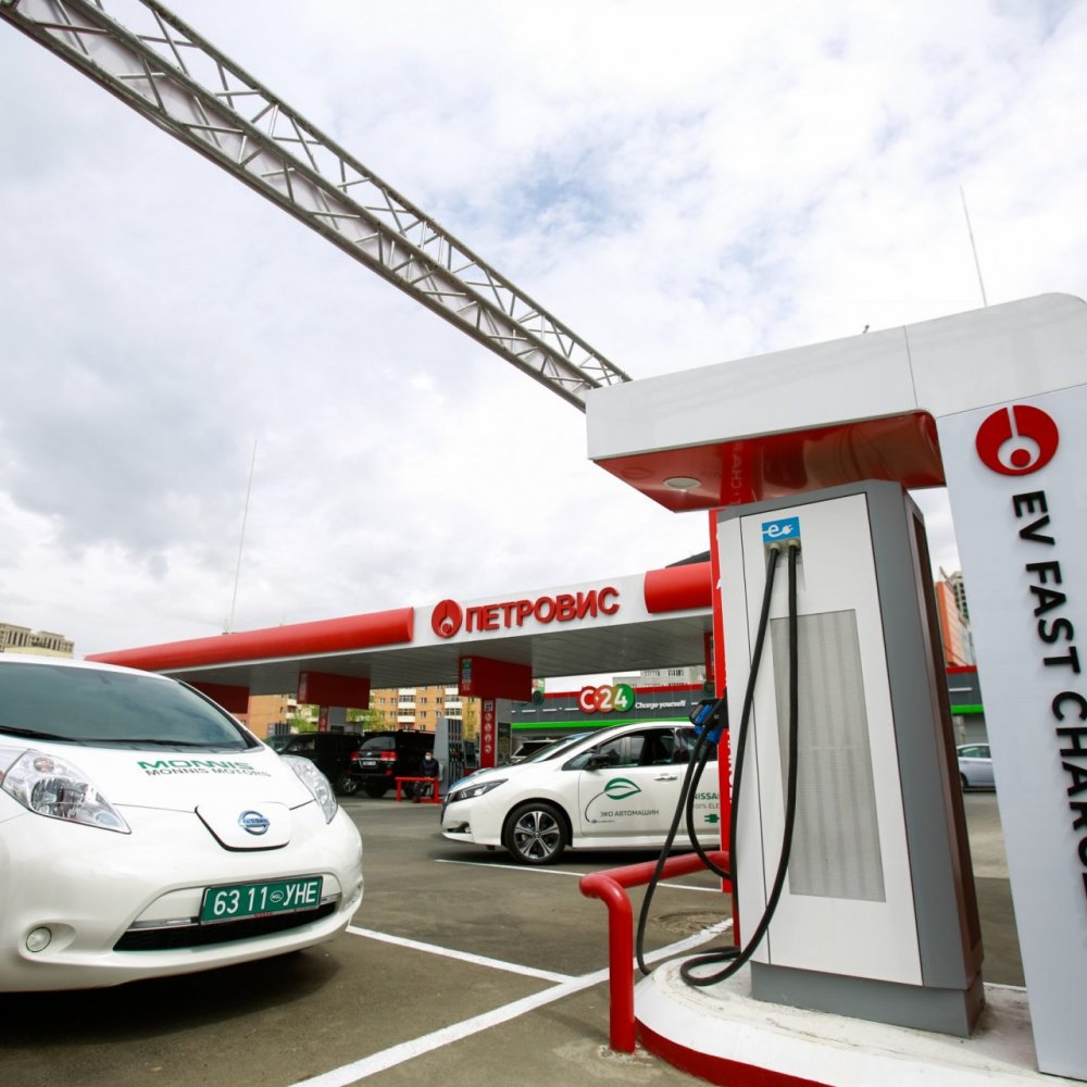 Electric vehicle fast charging station