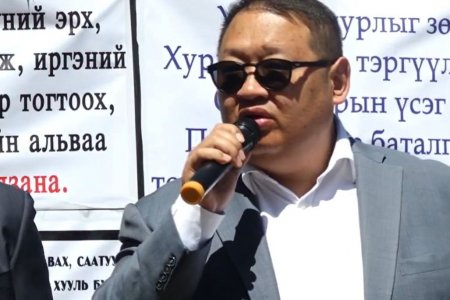 Э.Өлзийбаяр: Өөрөө жагсаалтад бичигдчихээд гадаад руу зугтчихдаг Л.Гантөмөр дарга шалдан байна, зориггүй байна 