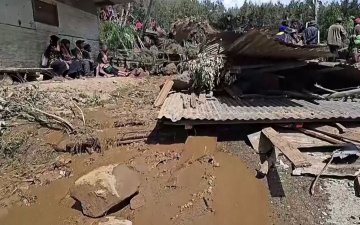 Даваа гарагт Папуа Шинэ Гвиней улсын гамшгийн үндэсний төвөөс мэдээлснээр Энга мужийн ойролцоо 2000 орчим оршин суугч хөрсний гулгалтад дарагдсан байна 