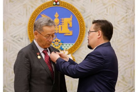 ДОКТОР, ПРОФЕССОР, ШУТИС-ИЙН “ХҮНДЭТ ДОКТОР” Д.БАДАРЧ “МОНГОЛ УЛСЫН АРДЫН БАГШ” ЦОЛ ХҮРТЛЭЭ