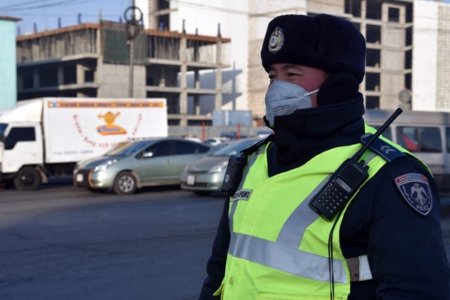 Замын цагдаагийн алба хаагчдад утаа шүүгчтэй маск, автомат шүгэл өглөө