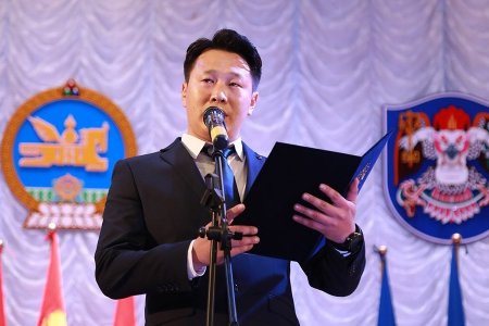 Төрийн албан хаагчид тангараг өргөлөө