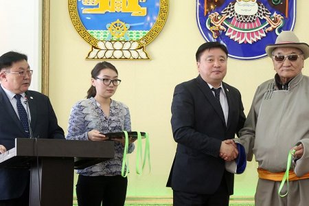 Гэр хорооллын 10 иргэн хотын даргаас байрны түлхүүр гардан авлаа