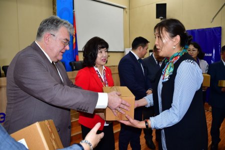  Осельтамивир эмийг нийслэлийн хүүхдийн эмнэлэг, амаржих газрууд, ЭХЭМҮТ, ХӨСҮТ-д хүлээлгэн өглөө