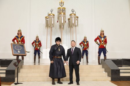 “Хү” хамтлагт Монгол Улсын төрийн дээд шагнал, тэргүүн зэргийн “Чингис хаан” одон гардууллаа