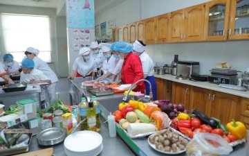 Ерөнхий боловсролын сургуулиудыг хоол үйлдвэрлэл үйлчилгээнд үе шаттайгаар шилжүүлэх төлөвлөгөө батлагдлаа