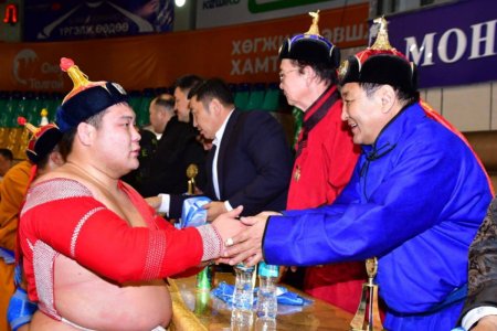 Аймаг, цэргийн цолтой бөхийн барилдаанд хурц арслан Н.Амгаланбаатар түрүүлэв