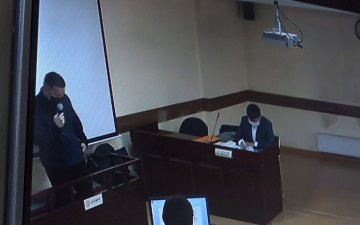 С.Батдөлийг Эрүүгийн хуулийн тусгай ангид заасан “Татвар төлөхөөс зайлсхийх”, “Мөнгө угаах” гэмт хэрэгт тус тус яллагдагчаар татжээ