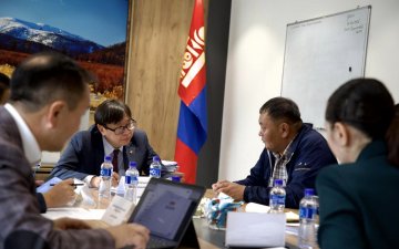 Боловсролын сайд П.Наранбаяр Засгийн газрын 11-11 төвд ажиллаж, иргэдтэй уулзав.