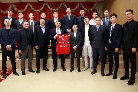 Хотын дарга дээд лигийн долоон удаагийн аварга “Хасын хүлэгүүд” багийнхантай уулзлаа