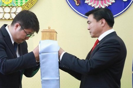 Нийслэлийн 33 дахь Засаг дарга С.Амарсайхан тамгаа бодлогын баримт бичгийн хамт хүлээлгэн өглөө