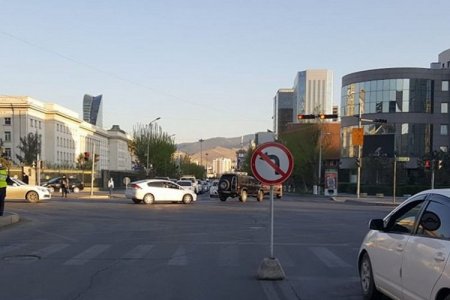 Байгалийн түүхийн музейн зүүн урд уулзварын хойноос зүүн гар тийш эргэхгүй