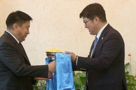 Хотын дарга С.Батболд ажлаа хүлээлгэн өглөө