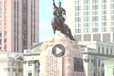 LIVE: Төрийн цэргийн болон хууль сахиулах байгууллагын мөрдэстэй бүсгүйчүүд Сүхбаатарын хөшөөнд цэцэг өргөж байна