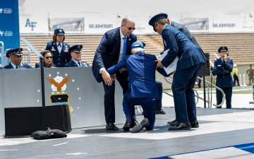 АНУ-ын Ерөнхийлөгч Жо Байден Колорадо мужид төгсөлтийн баярын арга хэмжээнд оролцох үеэрээ бүдэрч унажээ