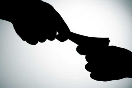 Шүүхийн байгууллагад өндөр албан тушаал хашиж байсан нэгэн нөгөө шүүгчдээ хахууль өгөхийг завджээ