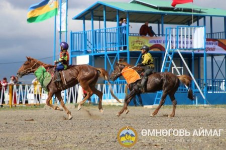 Түүхт ойн баяр наадмаа Өмнөговьчууд өнгөтэй сайхан эхлүүлж байна