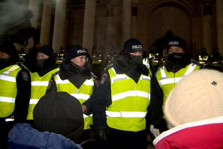 Иргэд: Дарга нар нь дулаан хувцастай, цэрэг нь даарсан  байдалтай зогсож байгаа нь энэ нийгмийн үнэн төрх