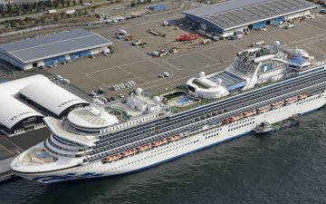 Япон улсад 3700 хүнтэй аяллын хөлөг онгоцноос коронавирусийн халдвар авсан 61 хүн бүртгэгдлээ