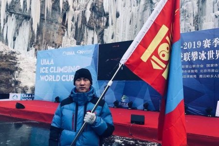 Мөсөнд авиралтын Ази тивийн анхны алтан медалийг Н.Хэрлэн хүртлээ