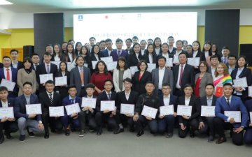 ЯПОН УЛСАД БАКАЛАВР, ДОКТОР, СУДЛААЧ ОЮУТАН ХӨТӨЛБӨРТ 2020 ОНООС СУРАЛЦАХ ЭРХ АВСАН ХОЁР ДАХЬ ЭЭЛЖИЙН 59 ОЮУТАН БАТЛАМЖАА ГАРДАН АВЛАА