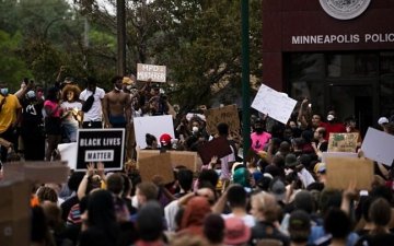  АНУ-ын Миннеаполис хотын цагдаагийн алба хаагчид жагсагчид руу нулимс асгаруулагч хий цацжээ