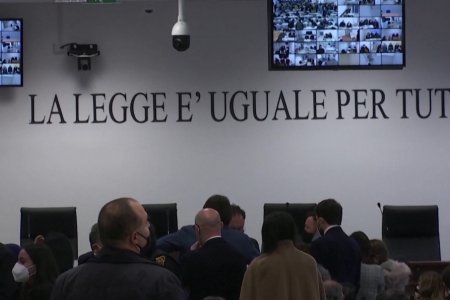 Даваа гарагт Италийн улсын түүхэн дэх томоохон шүүх хурлын нэг болж 230 гаруй мафийн гишүүнд тохирсон ялыг нь оногдууллаа гэж хуулийн байгууллагаас нь мэдээлжээ